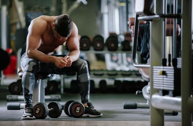 不要以为徒手健身很安全，这3个常见动作也隐藏了高受伤风险