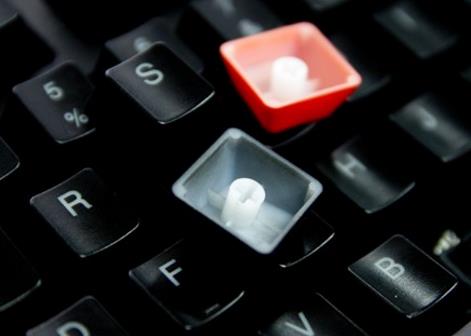 pbt键帽和abs键帽哪个容易打油,你的键盘有多脏