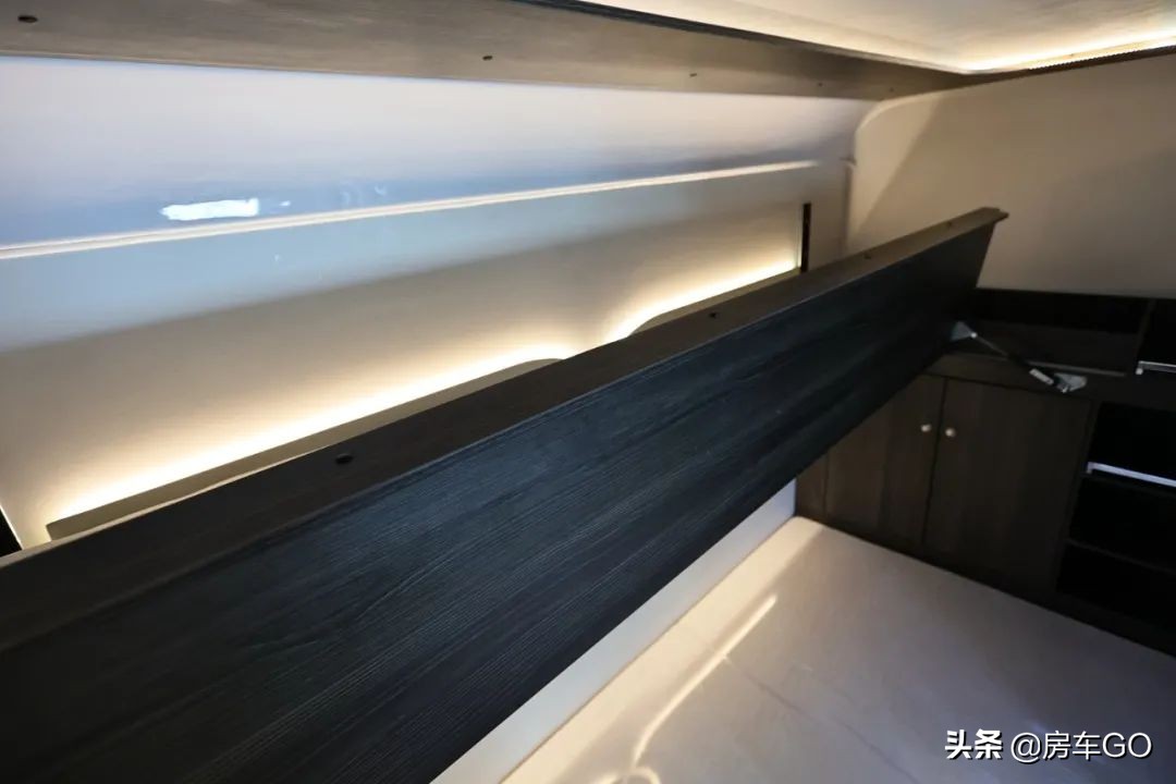 这台房车有5种充电方式，车内电器语音控制，卫生间也是干湿分离
