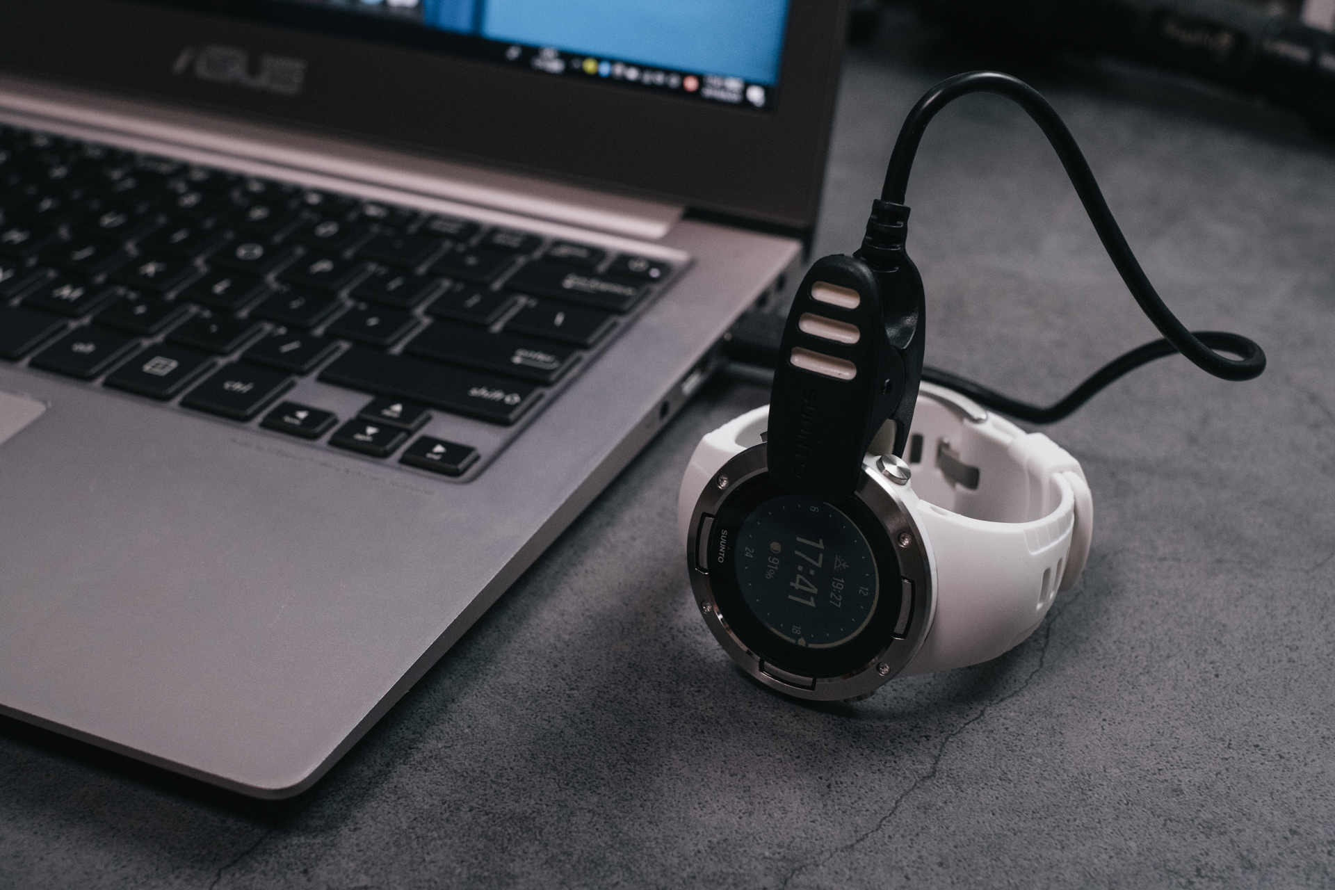 颂拓5黑白限量,颂拓suunto5智能运动手表