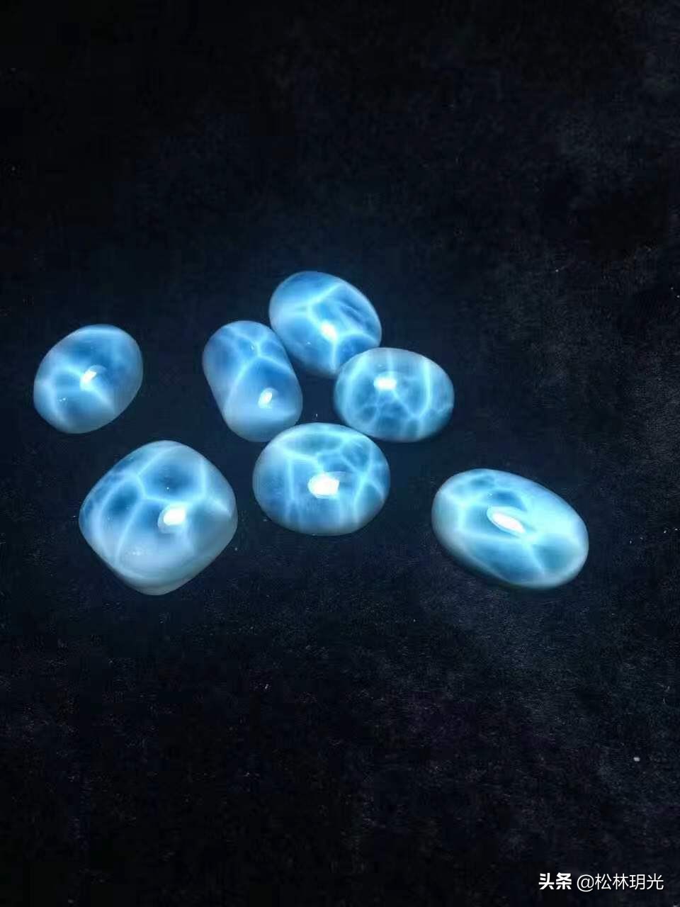 珍贵的海纹石有着它的美丽传承,多米尼加国石