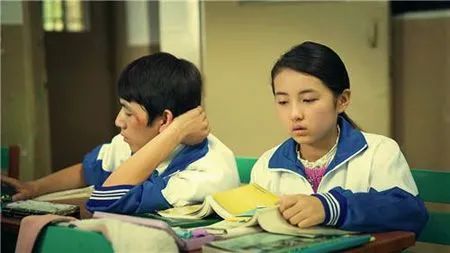 胖女孩表白男同桌,胖女孩鼓起勇气向男子表白