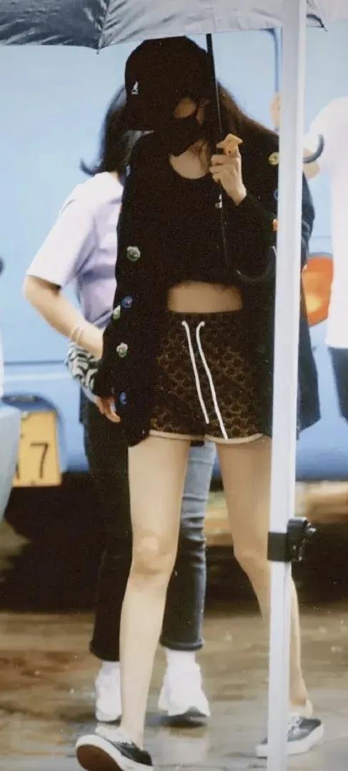 杨幂穿连体短裤时尚大片,杨幂现身粉色风衣配短裤