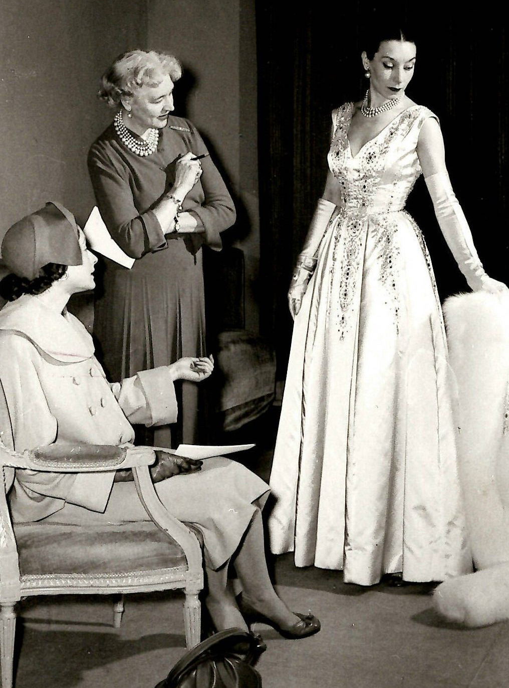 英女王高贵优雅的一生,英女王高贵气质的视频