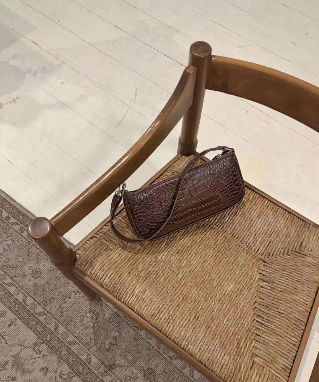 奶奶都嫌丑的包被Jennie背过后，有半个地球的时尚博主疯狂求同款