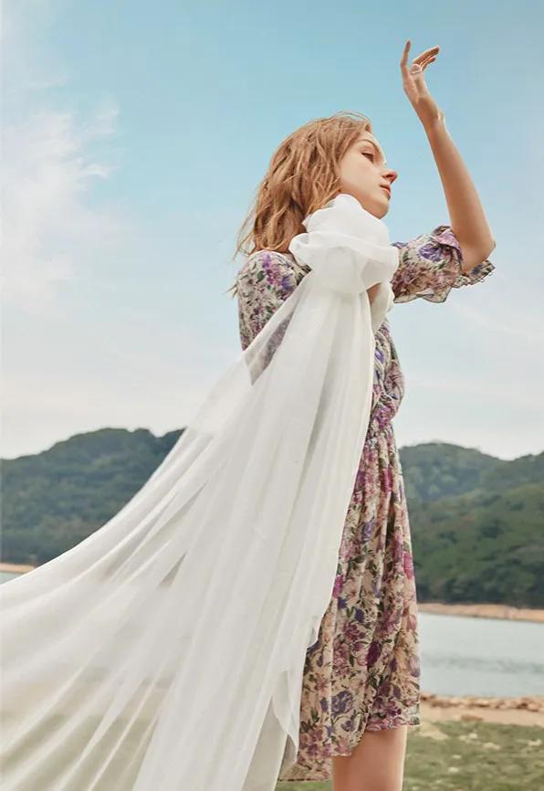 不挑肤色又显白的连衣裙,修身连衣裙怎么穿气质又显瘦