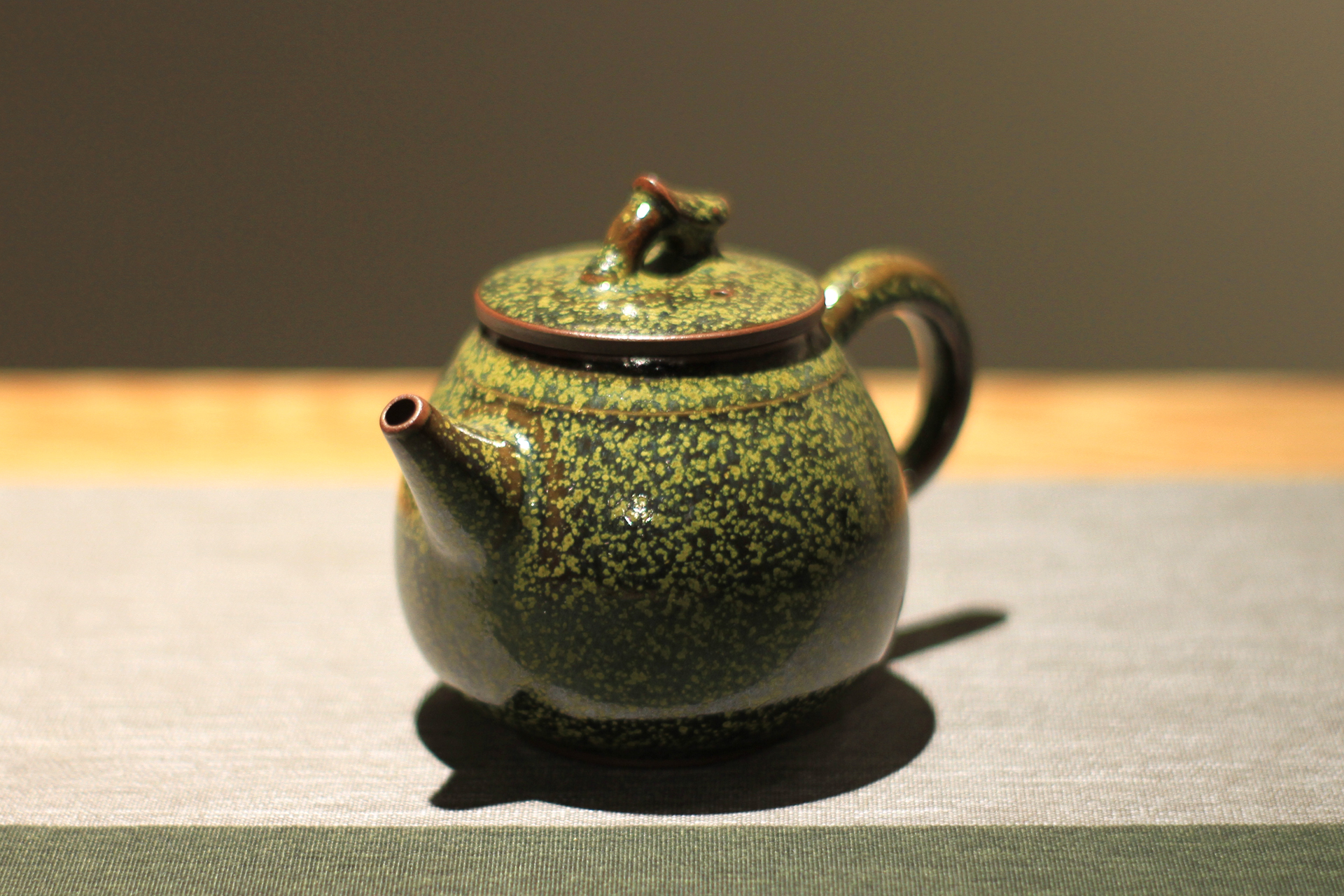 钧瓷作品欣赏紫砂壶,紫砂壶为什么比钧瓷壶卖得贵