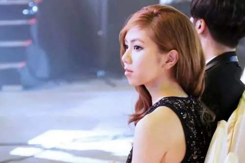 2015年邓紫棋登福布斯,4年后失去名字使用权,51000条恶评多可怕