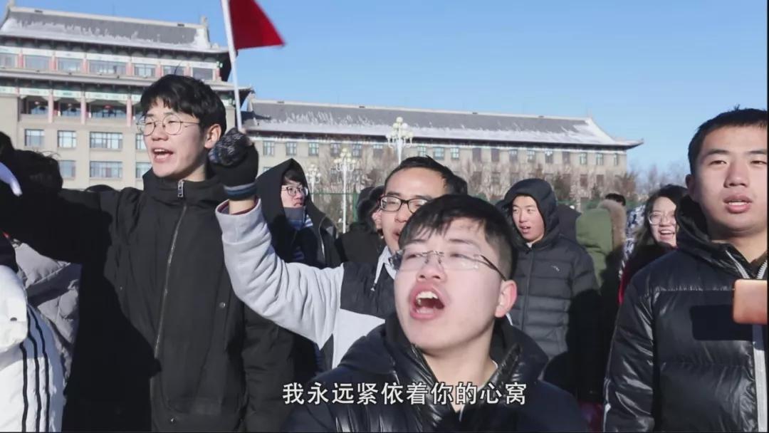 哈尔滨一高校操场惊现双航母,高校雪地双航母