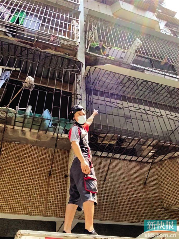 5岁男童头卡防盗网外卖小哥救人,快递员徒手爬5楼救男童