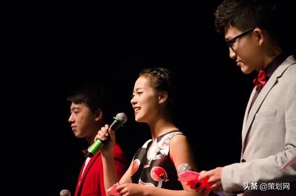 公司年会主持词简短精彩开场词,公司年会主持人串词开场白简单