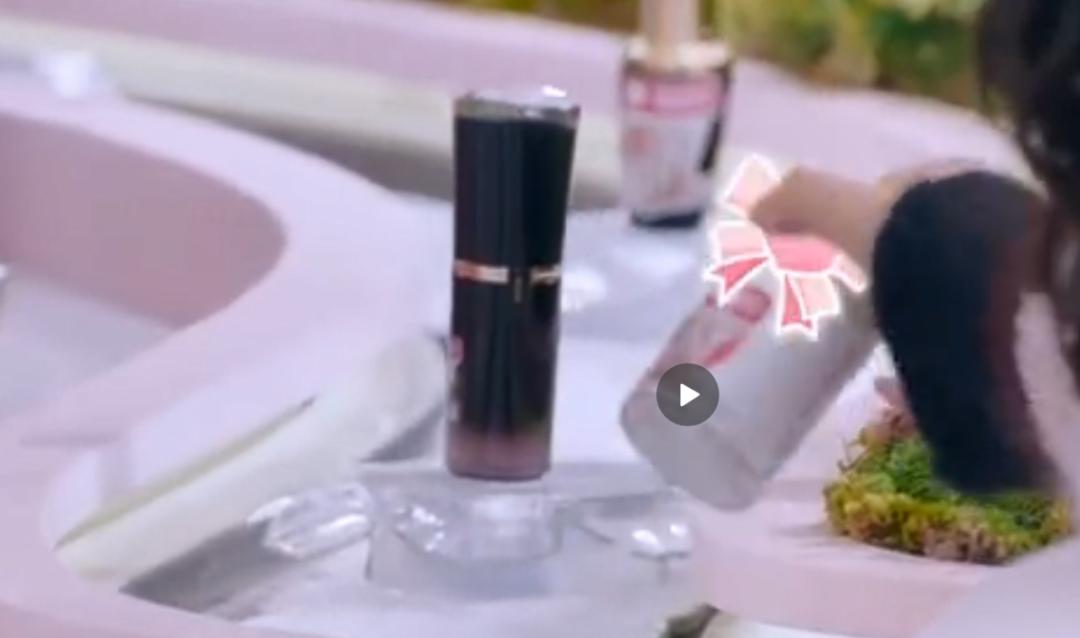她给粉丝推荐几十块钱的平价产品，浴室里用的却是万元面霜？