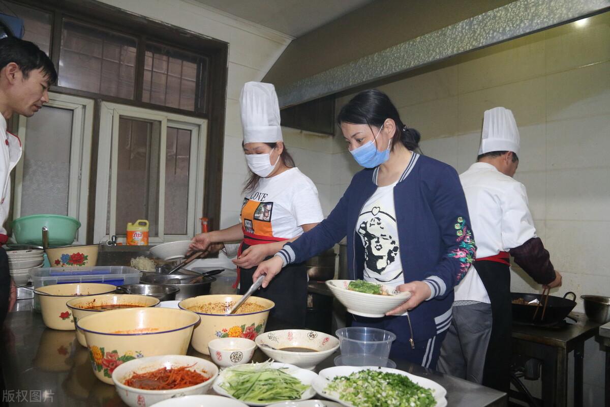 河南面馆日卖5000碗面,开面馆只卖一碗面能赚钱吗