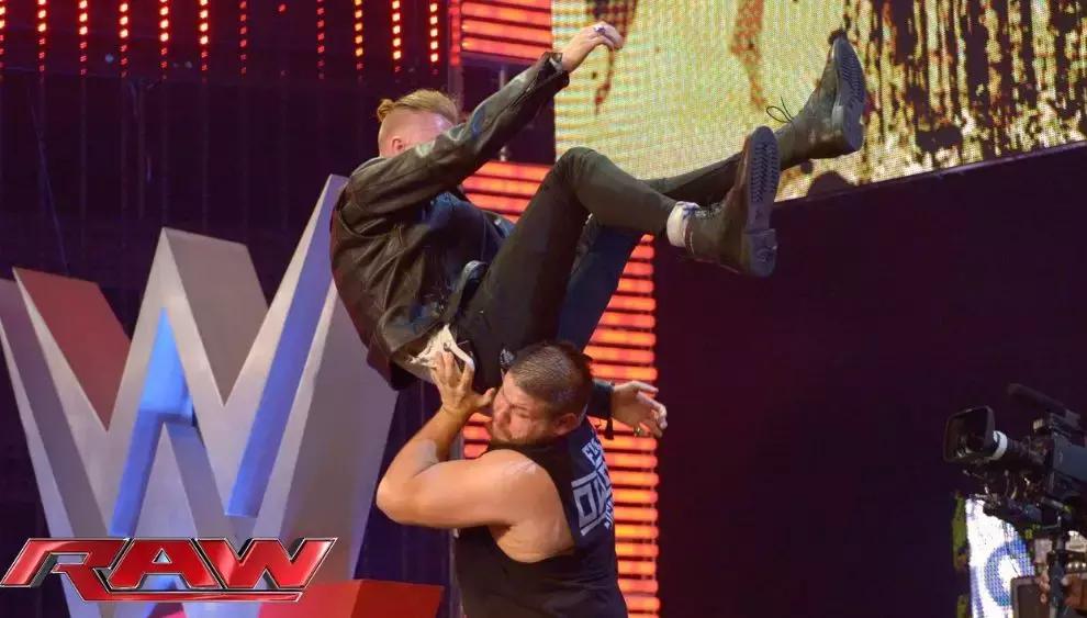 wwe打斯瓦辛格,施瓦辛格客串wwe摔角狂热完整版