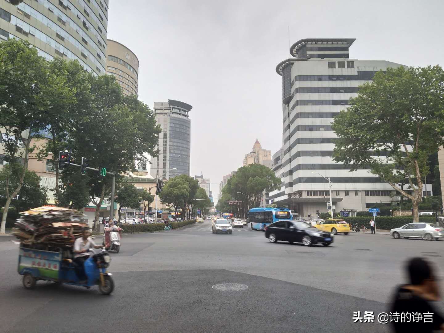 南京脑科医院门诊大厅人山人海,南京脑科医院排队人多