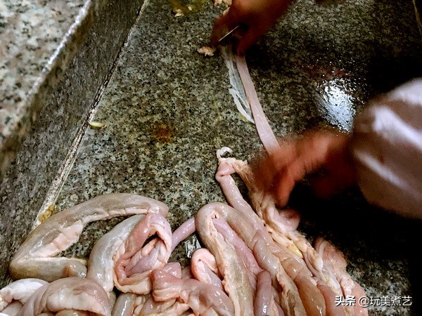 就地取材，用天然小肠灌出的香肠，再接受腊月洗礼，香辣到没朋友