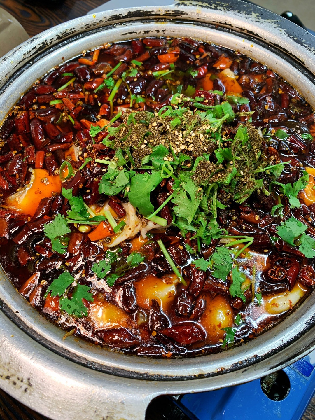 10张桌子的烤鱼店铺需要几个员工,长春市十张桌火锅