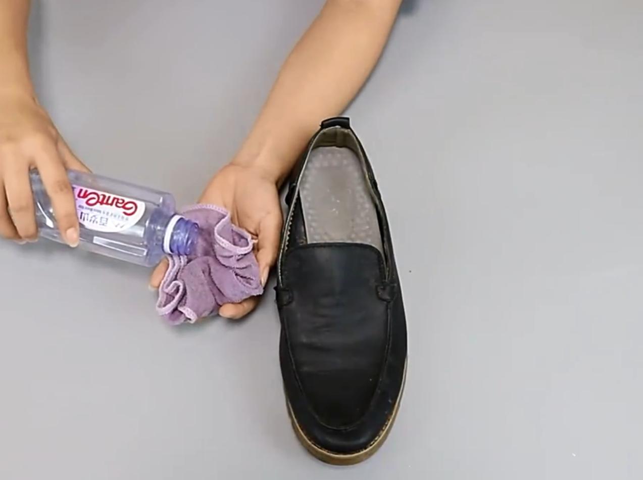 鞋子前面挤脚是怎么回事,新鞋子前面挤脚怎么把前面撑大