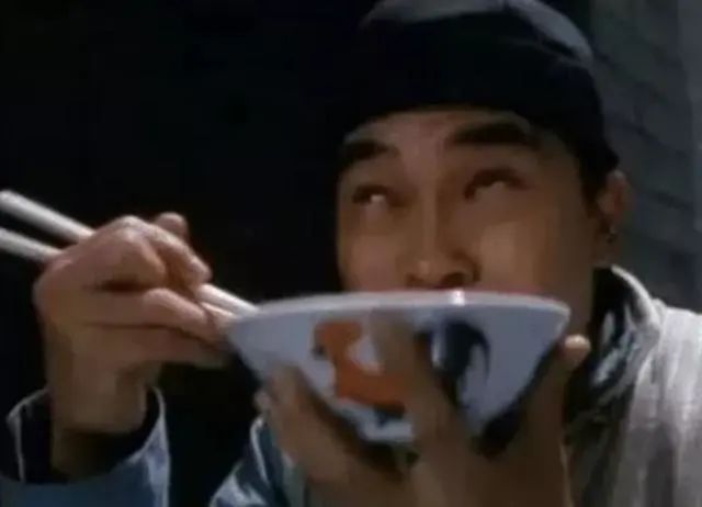 买二手衣服回家补、一张椅子用18年，这8位明星，有钱也没乱花