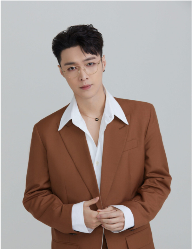 内娱偶像瘦成杆，港台明星却成muscle男，审美差别这么大？