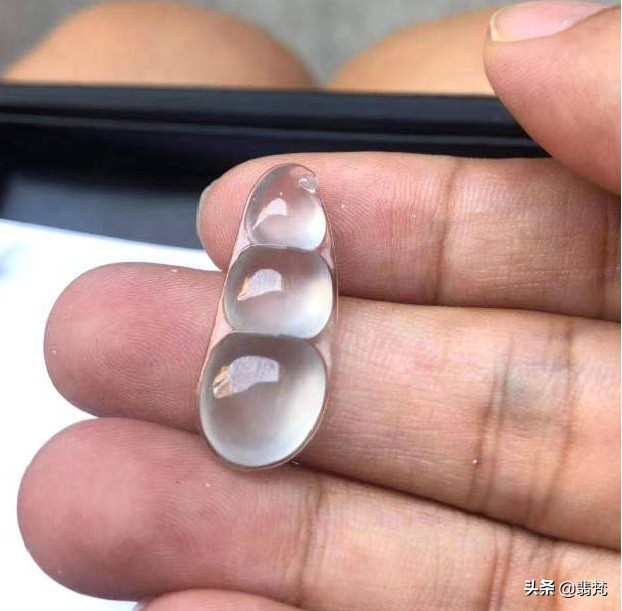 直播间有的翡翠镯子很透但便宜,有的翡翠很白