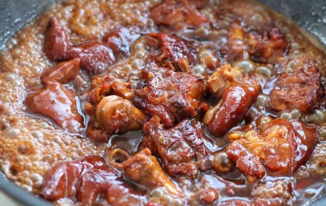 猪蹄炒糖色总容易糊?小火慢炒色泽才红润!入味又有嚼劲