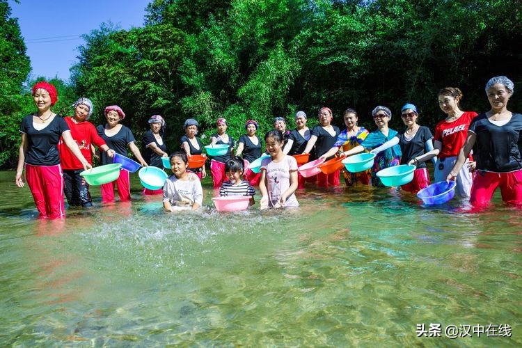 2020汉中水上表演,城固二里泼水