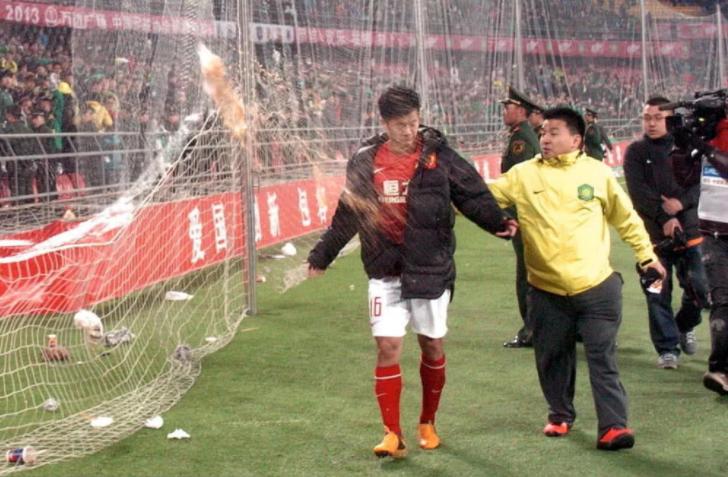 背叛誓言被泼可乐失去理智与球迷对骂，黄博文一错再错还是？