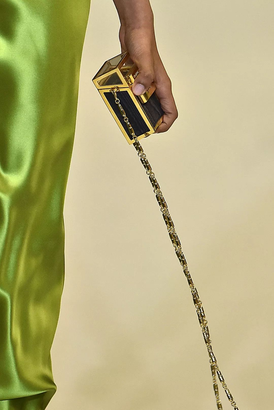 大饰所趋？不，现在时尚圈流行迷你套，连李佳琦都带货了