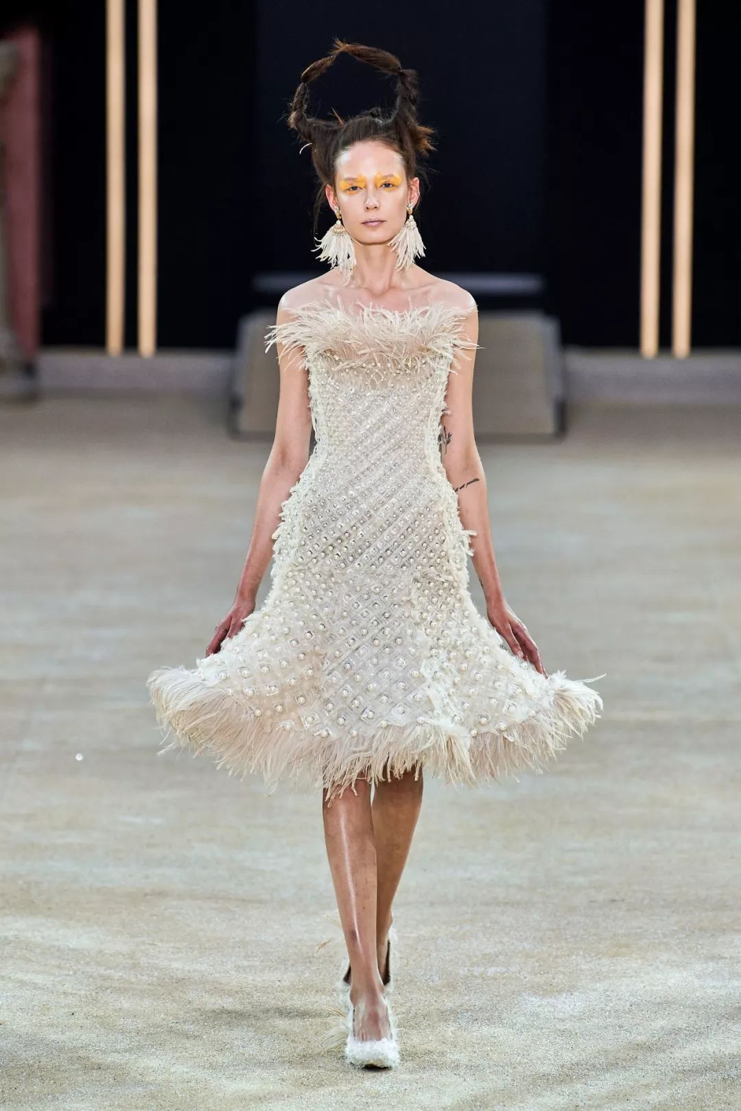 东方元素终于闪耀在时装金字塔尖 (东方元素时装周放异彩)