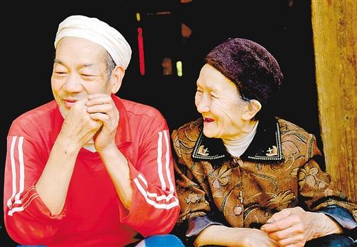 重庆小伙带29岁寡妇隐居深山50年,29岁寡妇跟19岁小伙私奔隐居深山