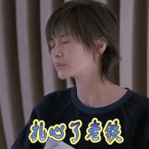 化完妆屋里看着跟外边看着不一样,在屋里化完妆一到外面就起皮卡粉