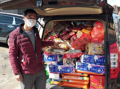 三人行抗击疫情,邻里守望相助共抗新冠疫情