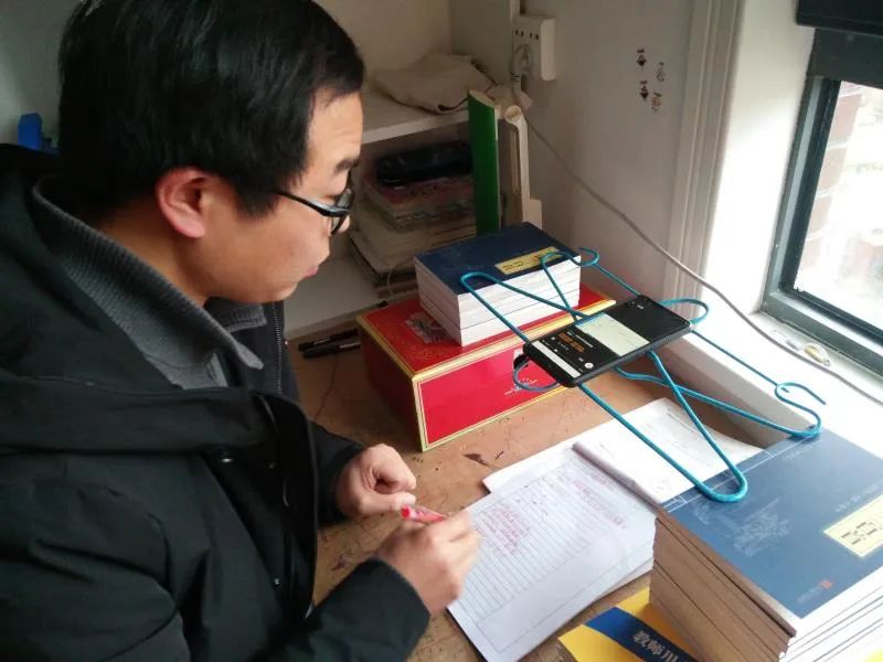 教师每天进行疫情防控,教师疫情防控