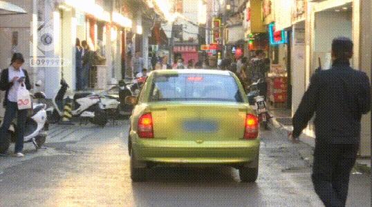 堵瘫这条街一个多小时！女“路霸”车停路中间玩手机，交警敲窗喊话都不好使