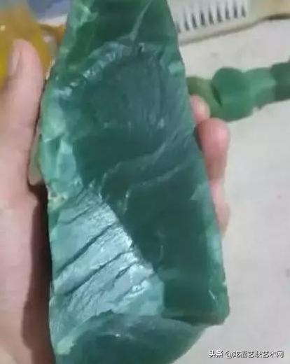 一百多斤的帝王绿原石值多少钱,200块出帝王绿