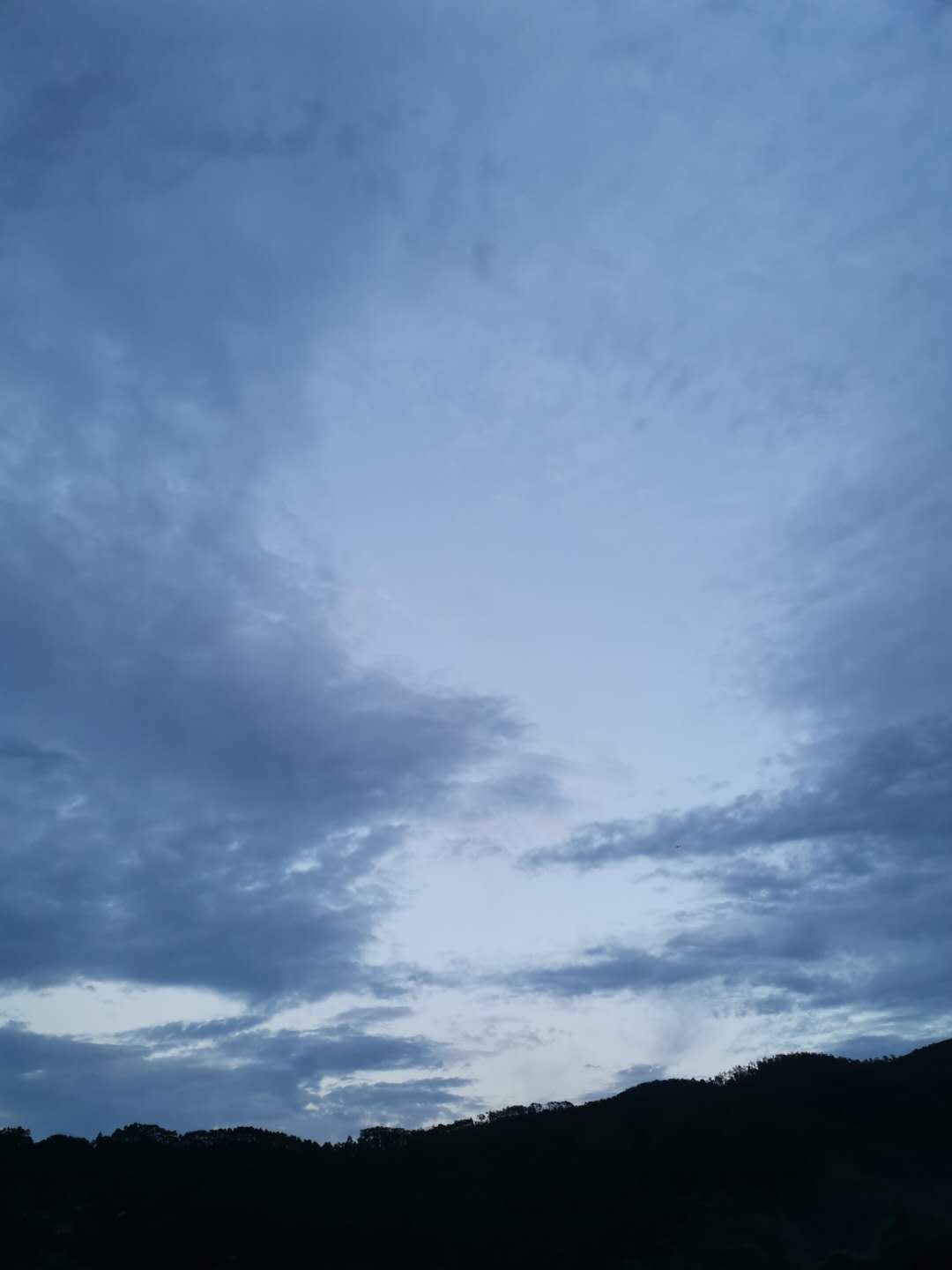 她每晚听到鬼叫,有天病情突然痊愈