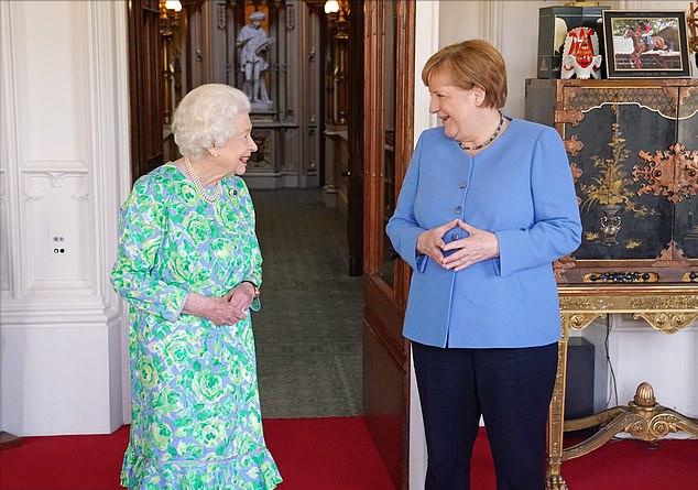 伊丽莎白女王接见默克尔,默克尔和英国女王