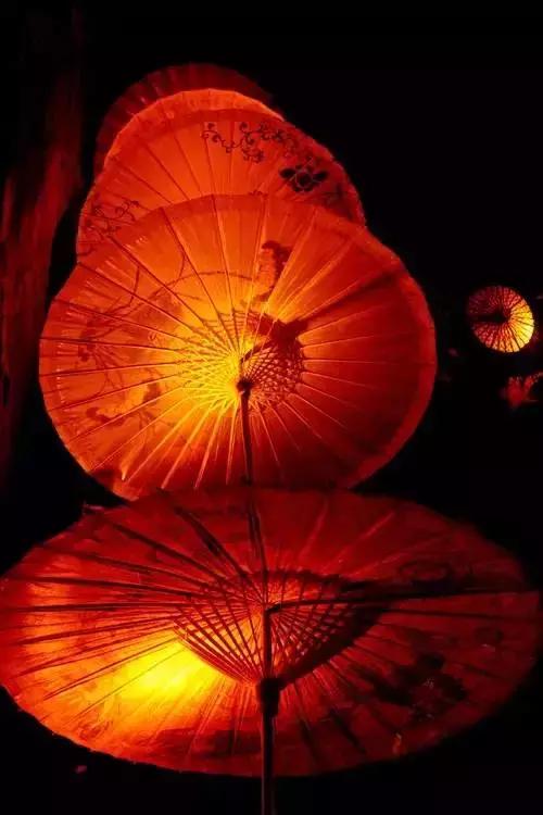 美丽的油纸伞江南水乡独特的风韵,撑一把油纸伞感受一种朦胧的美