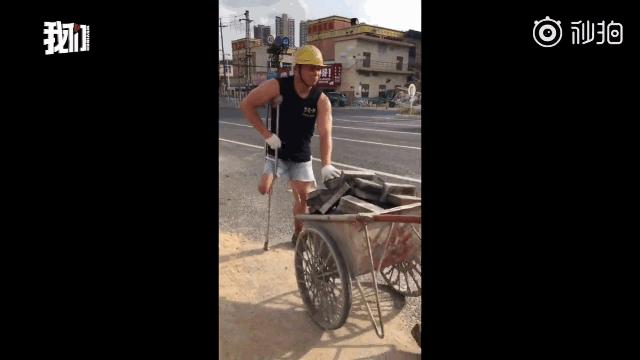 90后独腿搬运工看哭无数人,独腿搬运工生活像一把无情的刀