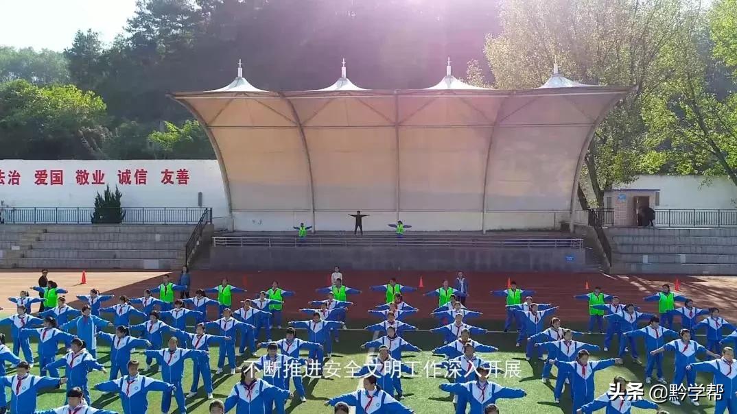 课间做广播体操,在教室做的广播体操