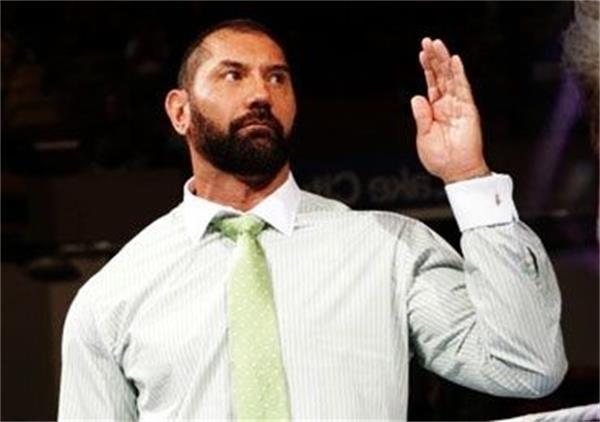 wwe高柏被巴蒂斯塔打,战神高柏和野兽巴蒂斯塔谁更厉害