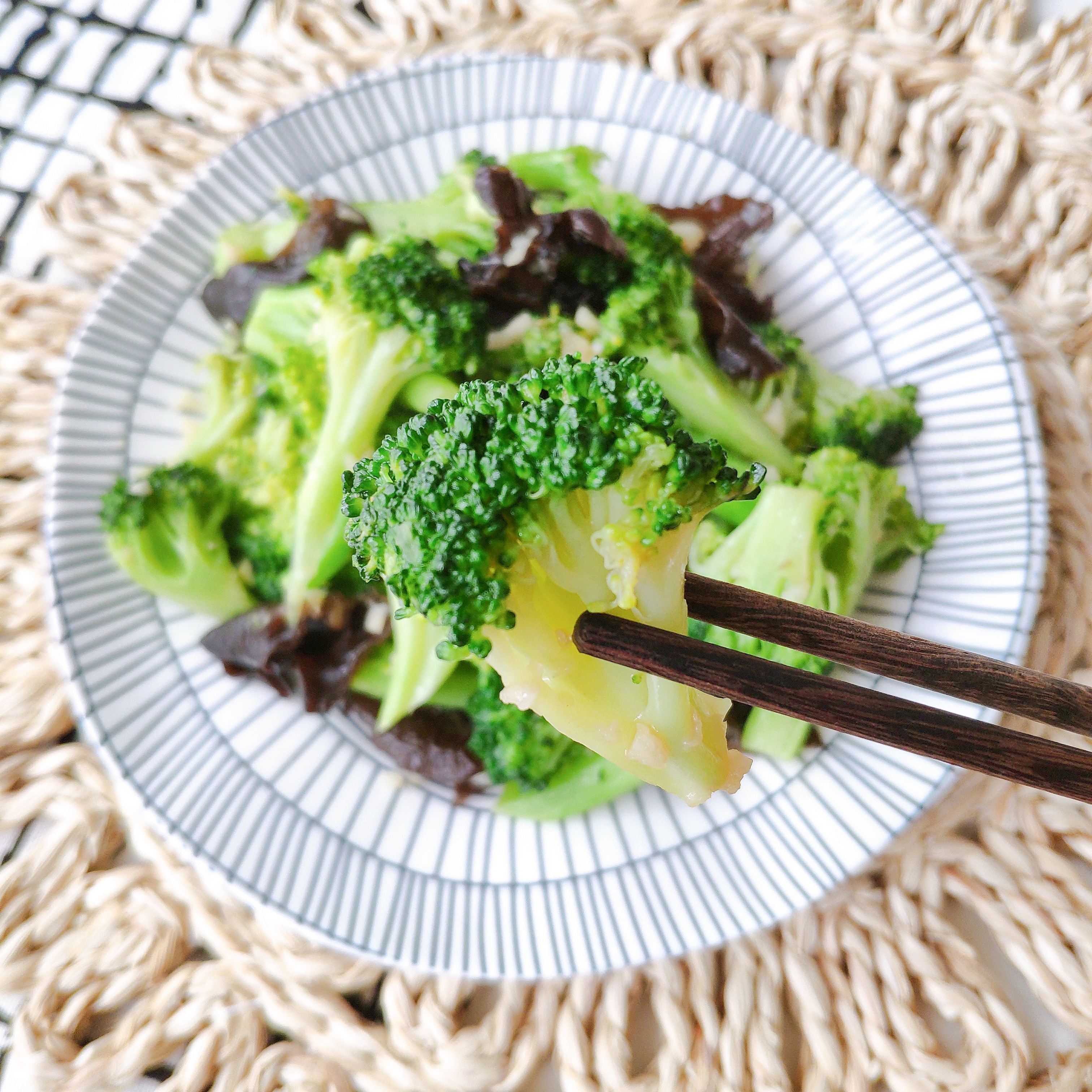 炒西兰花青翠不发黄，关键的1步不能省，清爽不油腻，多吃也不胖