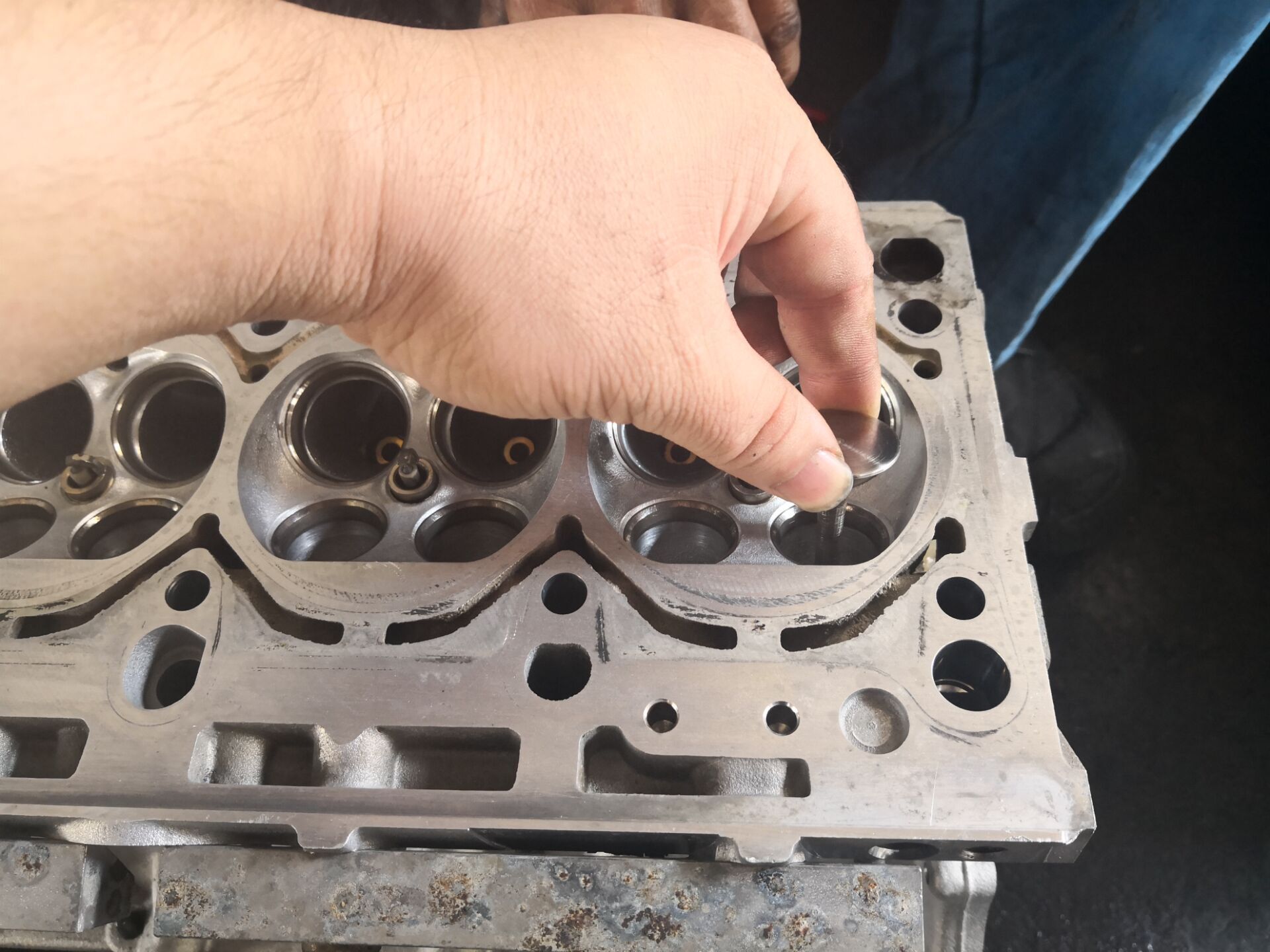 奥迪a6l2.0t气门油封烧机油,老款奥迪a6l2.0烧机油怎么解决