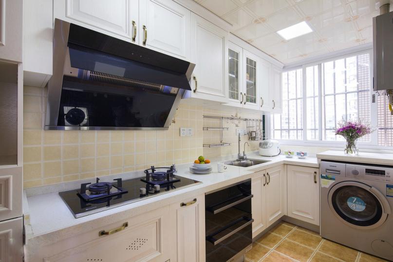 胡桃木橱柜黑色台面最佳配色,橱柜定制配色奶油白跟什么配