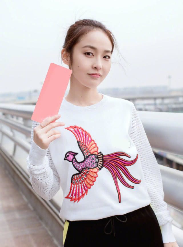 张佳宁活力登场！白色卫衣搭配运动裤和小白鞋，清新舒适又可爱