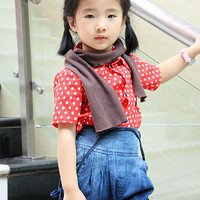 她就像个大孩子一样任我给她穿戴