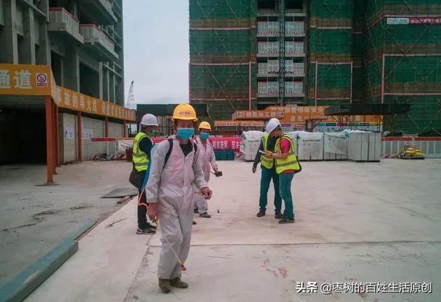 农村小伙没出门打工，在家拍小视频做直播也赚钱，农民兄弟学学吧