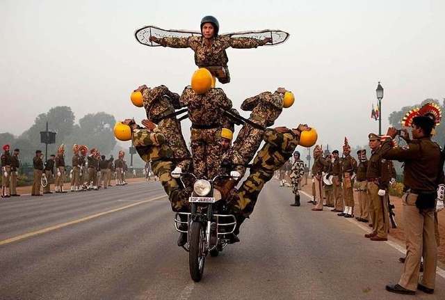 印度阅兵第一功臣是英国人？皇家恩菲尔德成就“人肉金字塔”辉煌