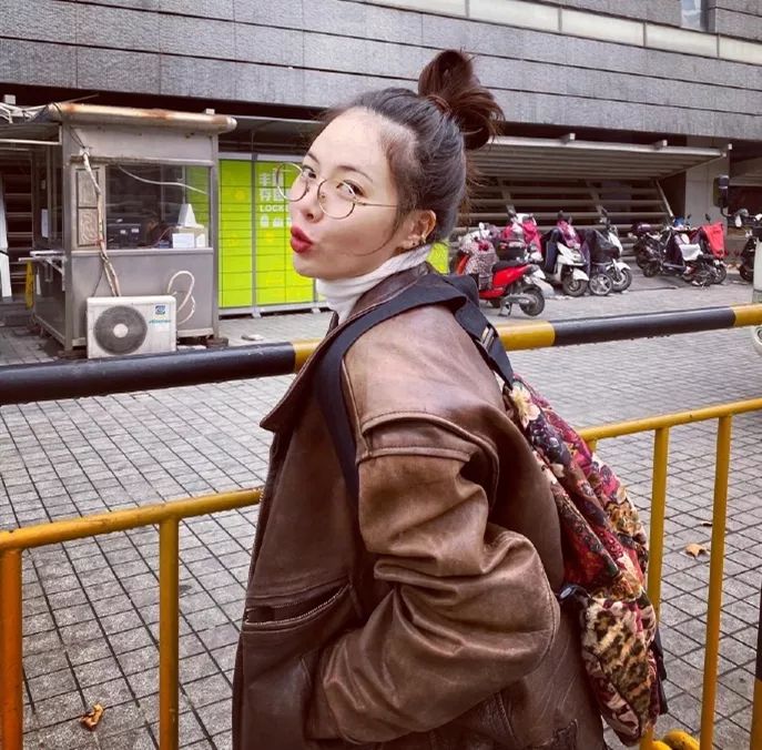 泫雅最新舞台黑色吊带裙,泫雅小野马舞蹈颜值